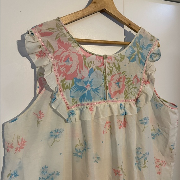 Vintage White Floral Sleeveless Duster sleeper with Ruffle Hem - Picture 2 of 9